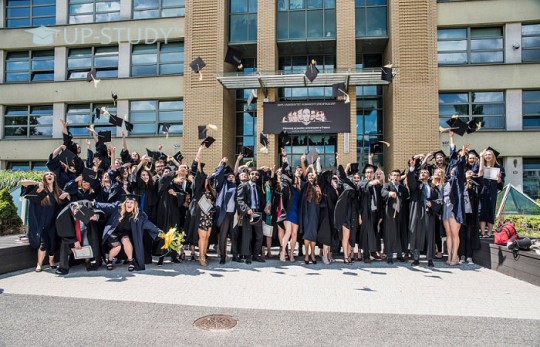 Популярні спеціальності та вартість навчання в Університеті Психології та Гуманітарних наук у Варшаві